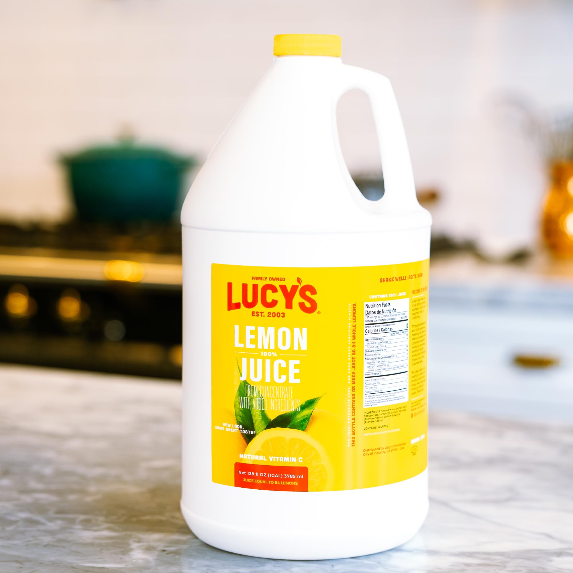 Comparación de tamaño de Lucy’s galón junto a utensilios de cocina, ahorro