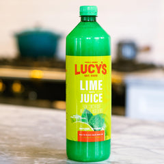 Lucy’s jugo de lima vertido en vaso mostrando color y textura fresca