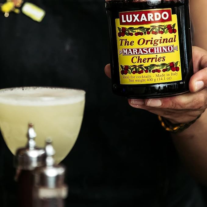 Luxardo cereza como guarnición en Old Fashioned, eleva cóctel