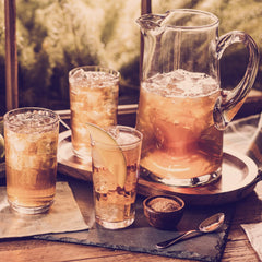 Luzianne vaso de té helado con hielo y rodaja de limón, bebida clara y refrescante lista para servir