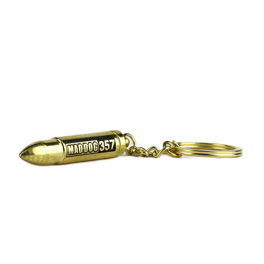 Mad Dog 357 Gold Edition botella sostenida en mano para comparar tamaño