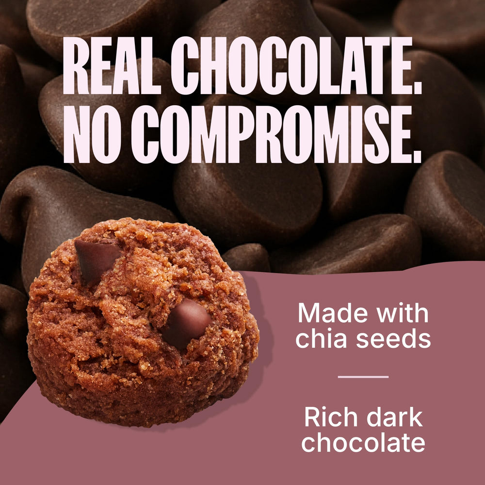 MadeGood galleta sostenida en mano demostrando tamaño práctico