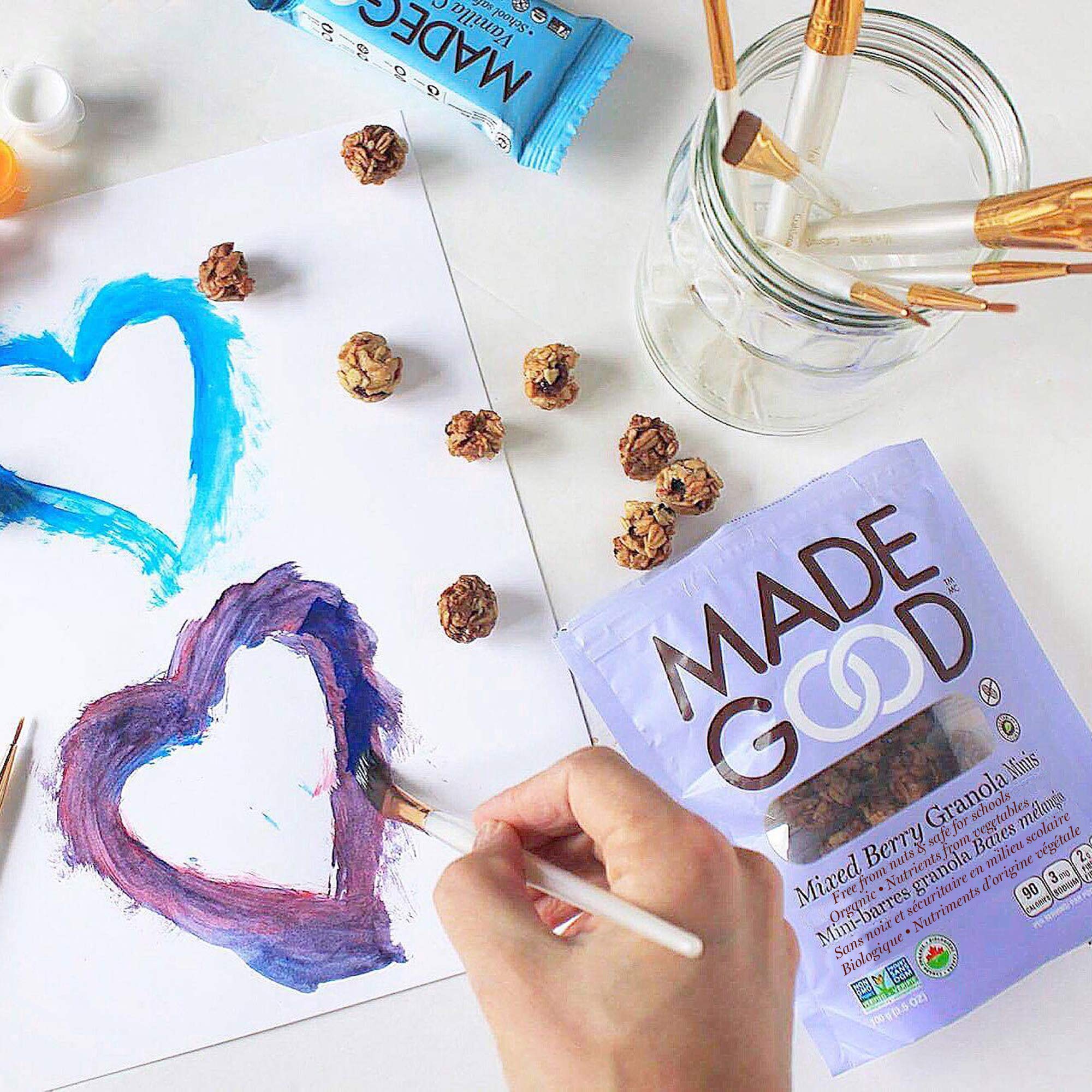 MadeGood granola espolvoreada sobre yogur para desayuno saludable