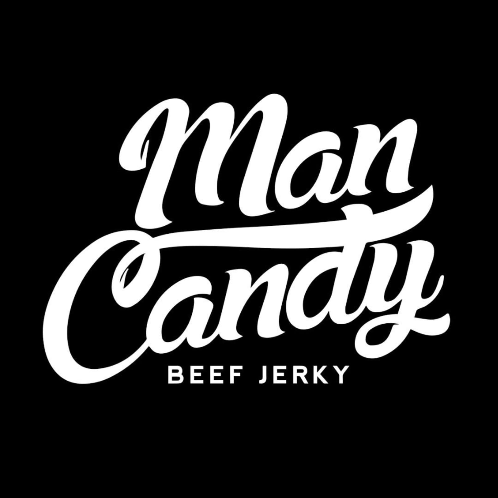 Man Candy detalle de madera ahumada sugiriendo sabor BBQ