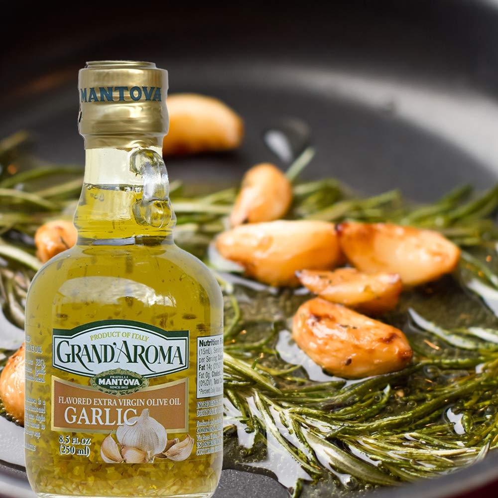 Hojas de albahaca fresca junto a botella Mantova enfatizando aroma natural