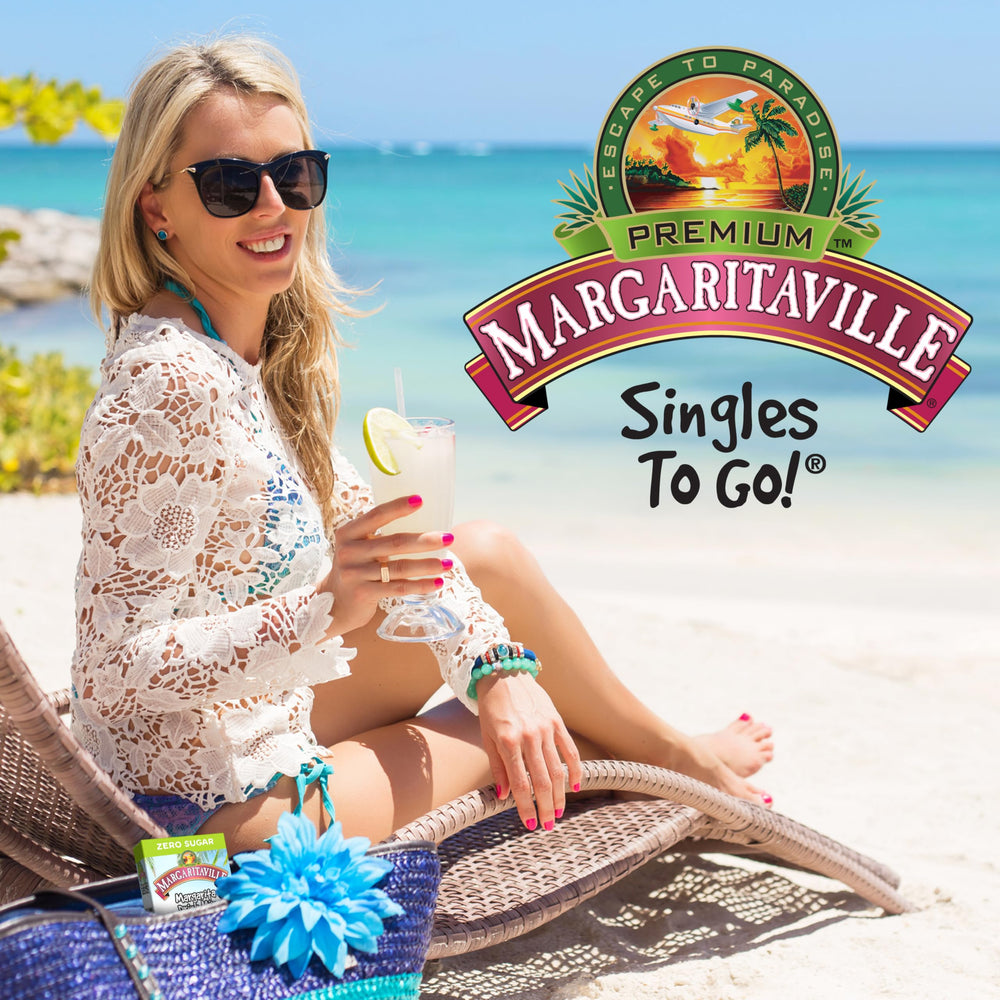 Margaritaville persona en playa disfrutando bebida sin alcohol portátil