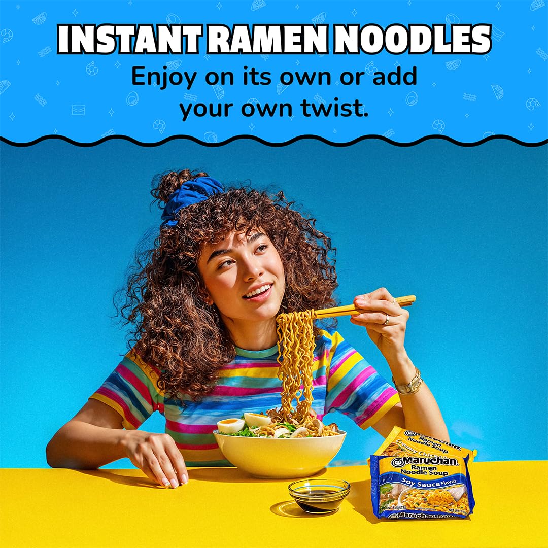 Maruchan comparación de tamaño del paquete junto a una mano