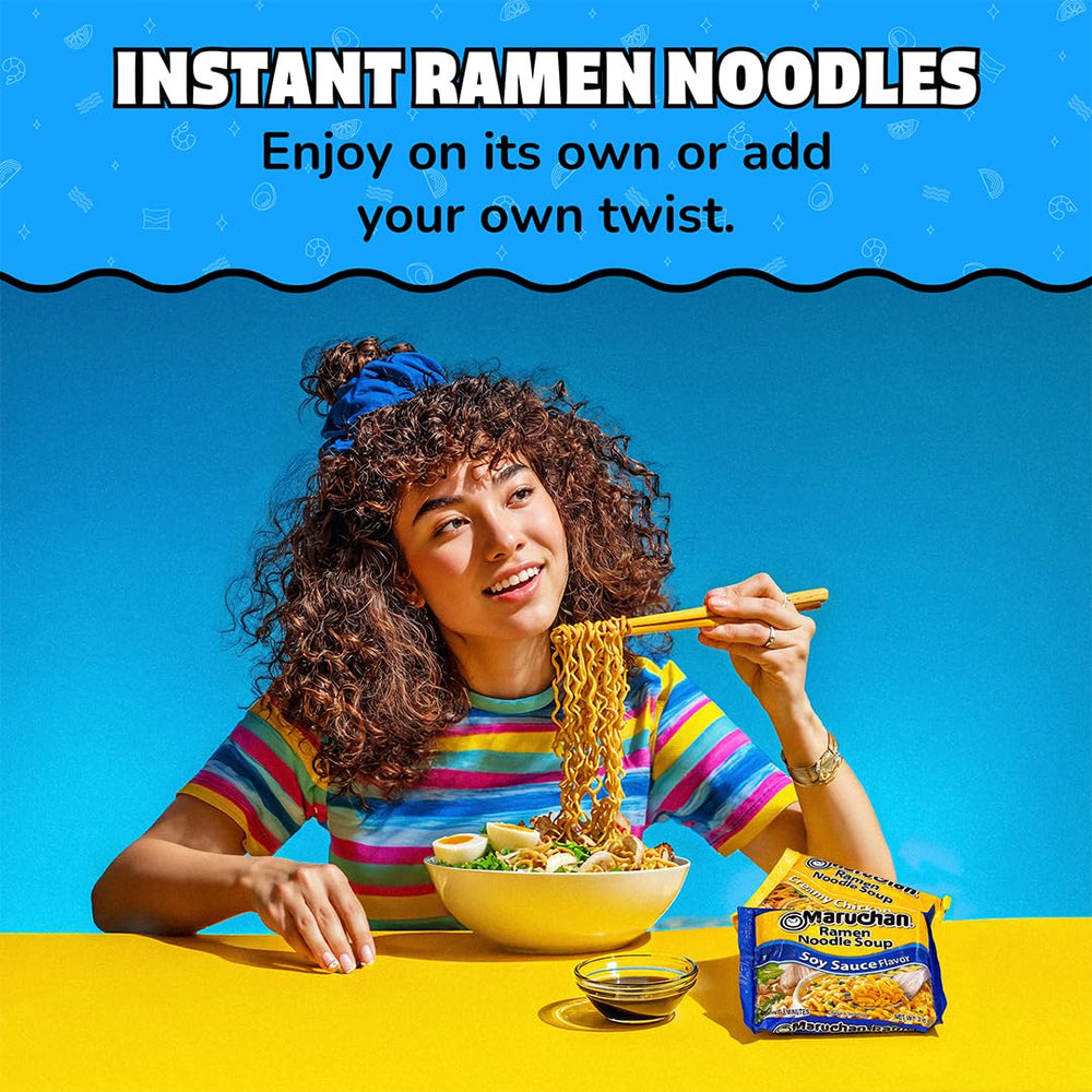 Maruchan comparación de tamaño del paquete junto a una mano