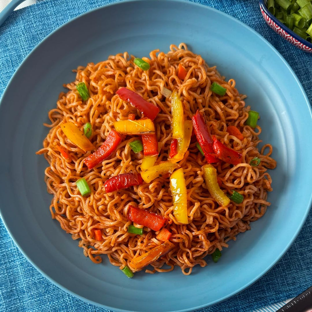 Maruchan fideos preparados en plato, listo para comer y personalizado
