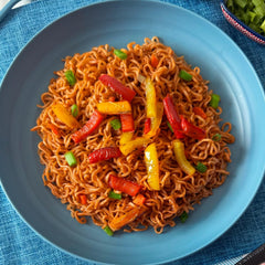 Maruchan fideos preparados en plato, listo para comer y personalizado