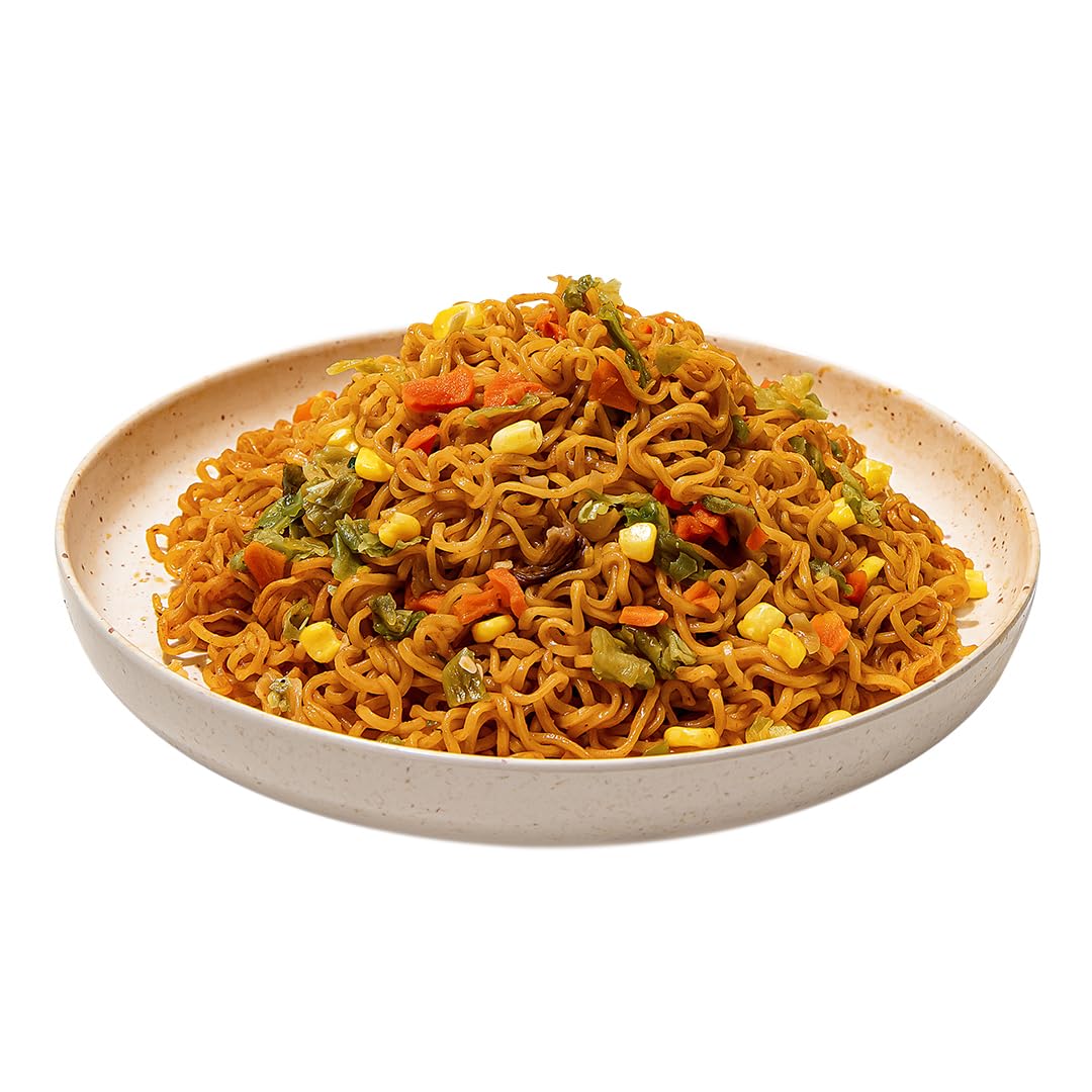 Maruchan Yakisoba en ambiente dormitorio comiendo desde el envase, ideal para estudiantes