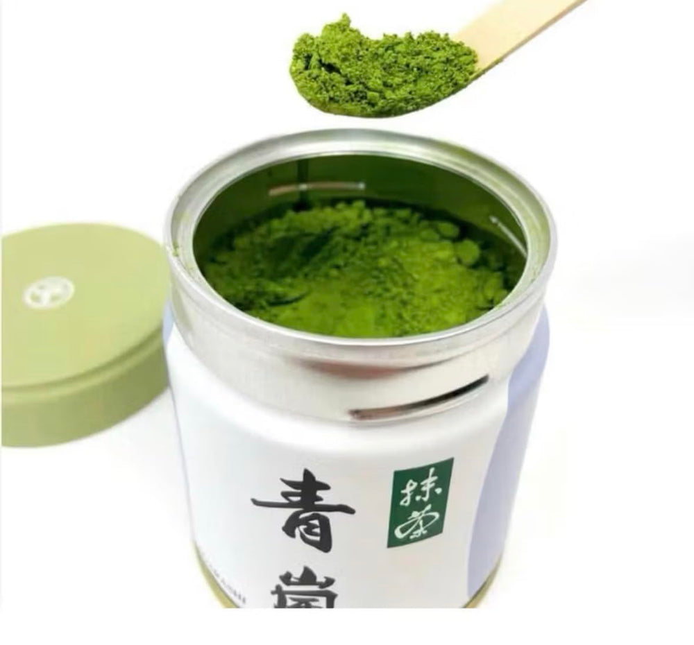 丸久小山園 primer plano del polvo matcha Aorashi textura sedosa y fina
