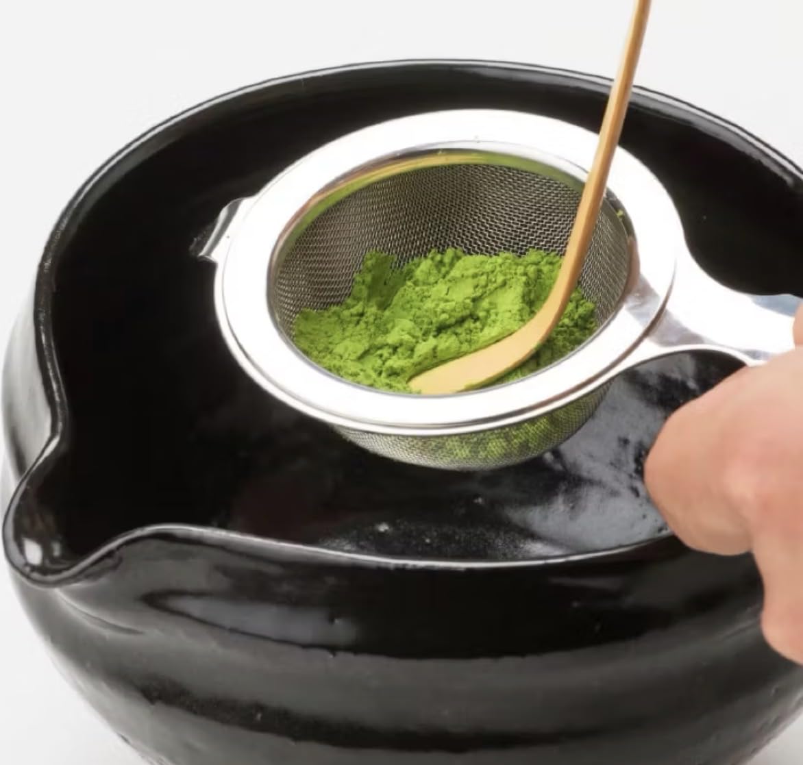 丸久小山園 comparación de 40g de matcha Aorashi junto a cucharita para escala