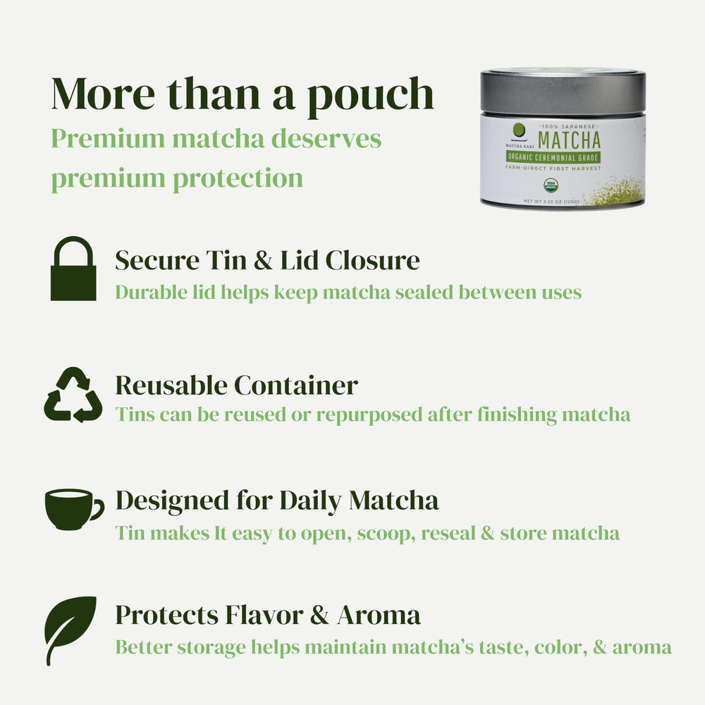 Matcha Kari lata abierta con cuchara midiendo porciones precisas