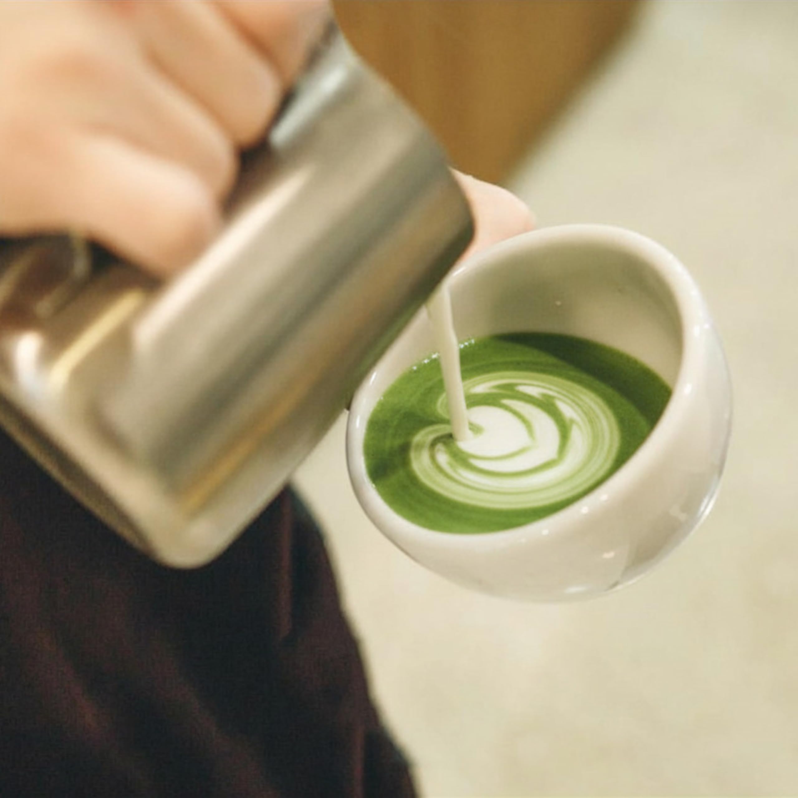 Matcha Kari usado en batido casero para preparar bebidas versátiles