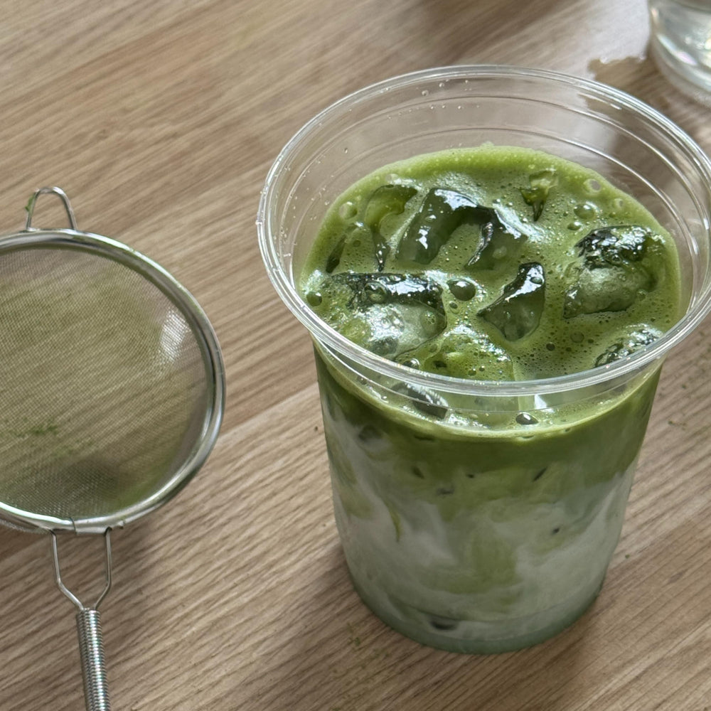 Matcha Kari hojas en plantación de Uji, origen que refuerza autenticidad