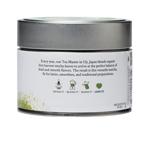 Matcha Kari polvo en primer plano con textura fina y mezcla uniforme