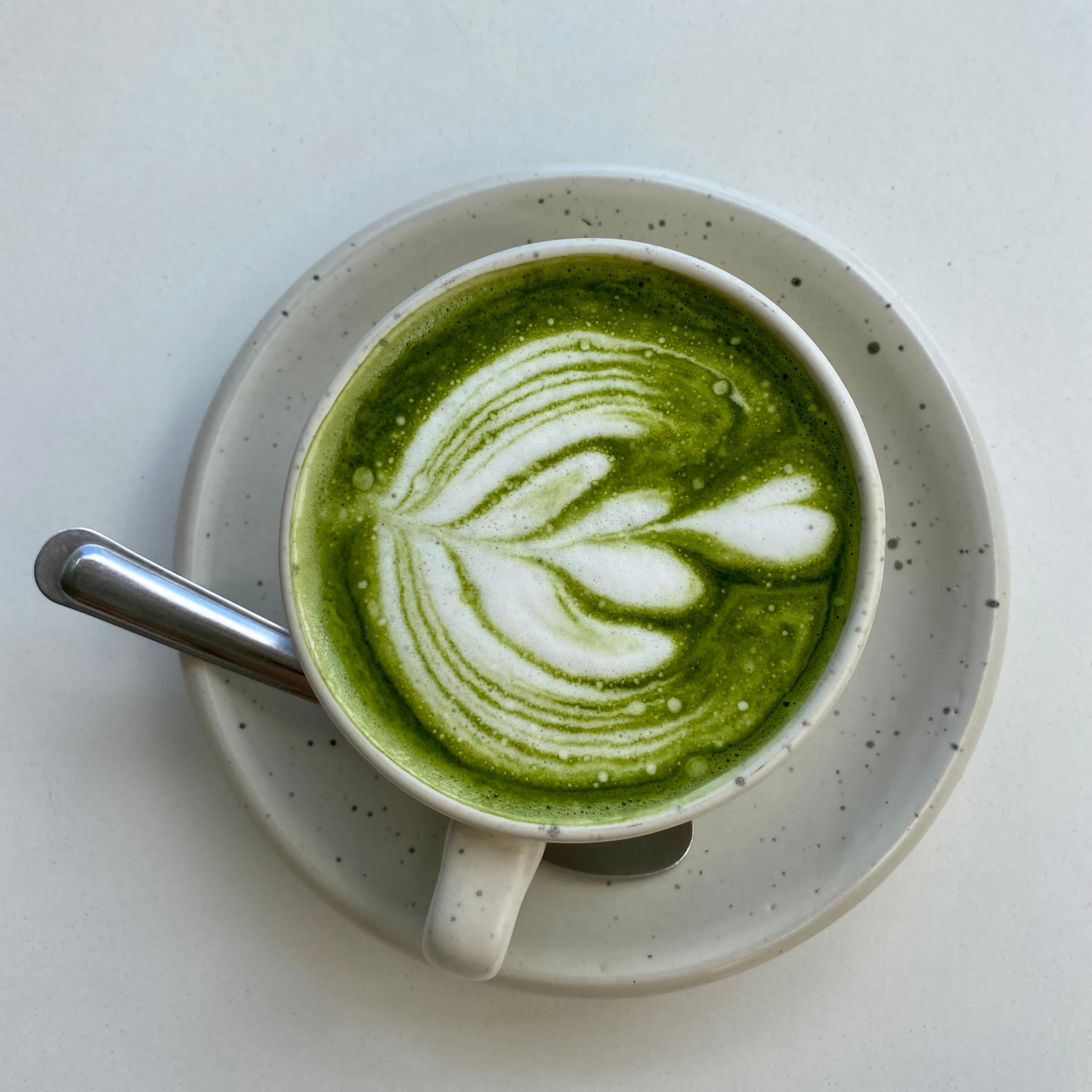 Matcha Kari polvo visto de cerca, molienda fina que facilita disolución