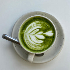 Matcha Kari polvo visto de cerca, molienda fina que facilita disolución