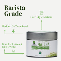 Matcha Kari bote en manos para comparar escala y facilidad uso
