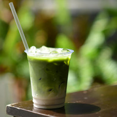 Matcha Kari latte servido en taza mostrando crema y sabor equilibrado