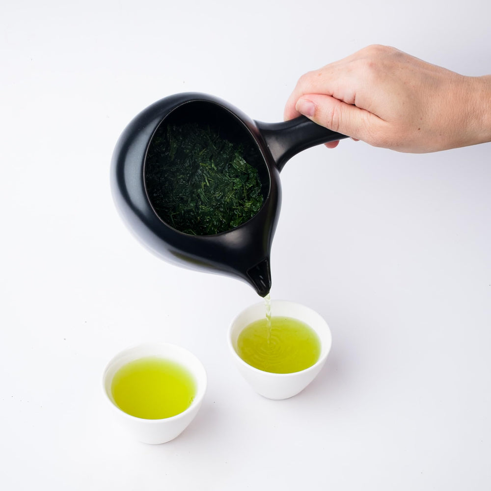 Matcha Konomi bolsa junto a regla para comparar escala y cantidad de 100 g