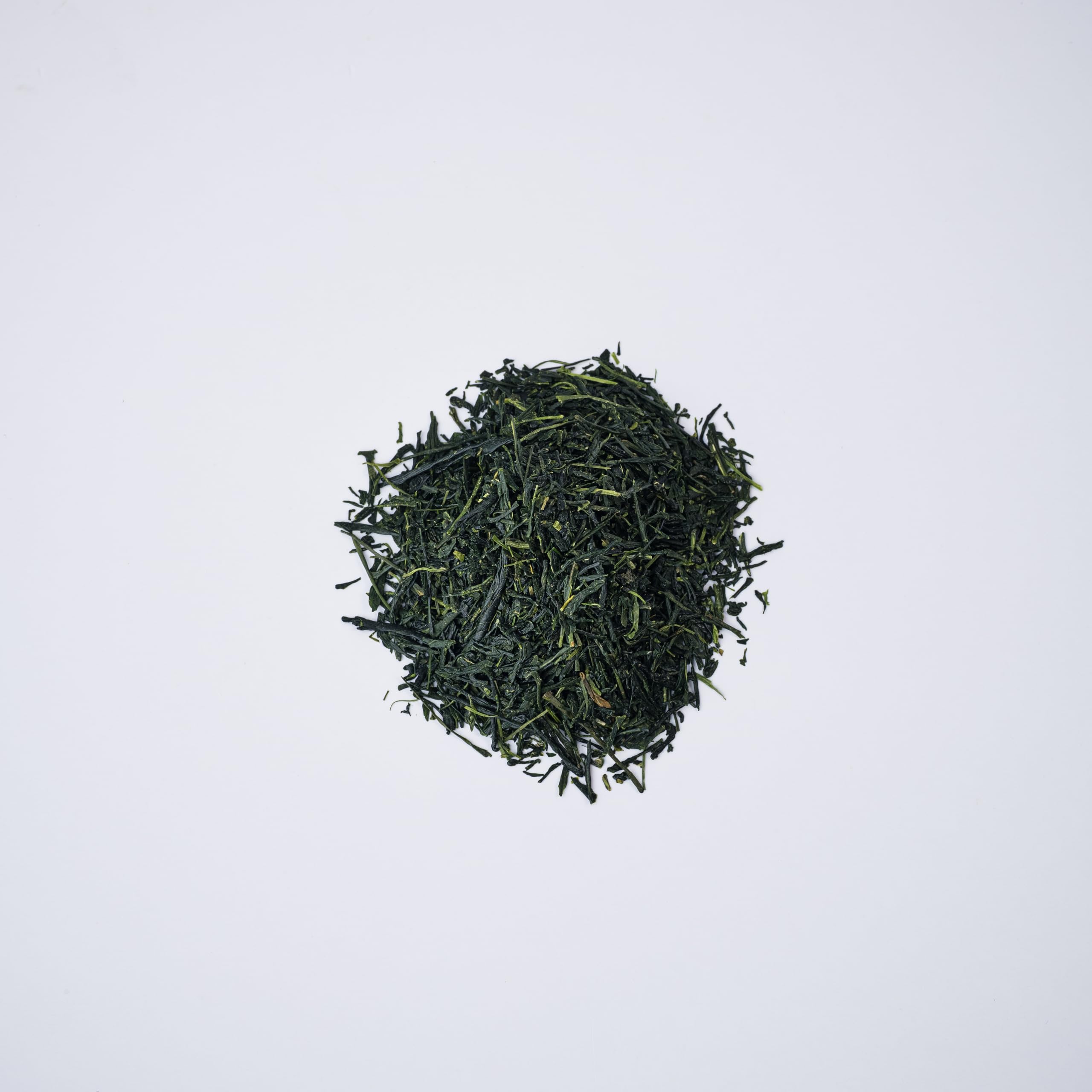 Matcha Konomi taza con infusión verde brillante, resalta sabor umami suave