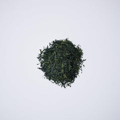 Matcha Konomi taza con infusión verde brillante, resalta sabor umami suave