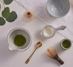 Matchaful Hikari latte en vaso en ambiente lifestyle que sugiere sabor cremoso