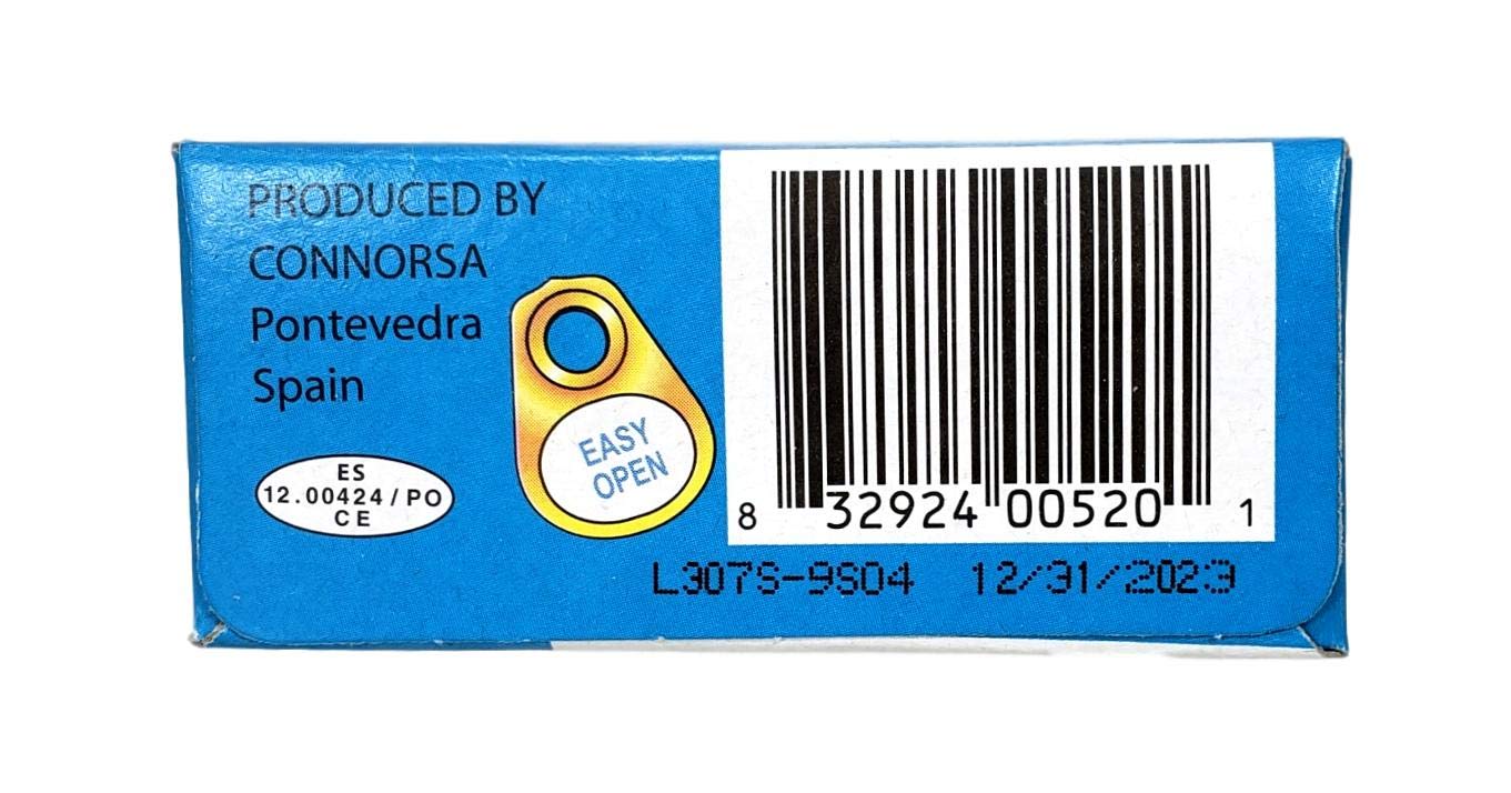 Matiz acercamiento al aceite de oliva cubriendo sardinas, preserva jugosidad