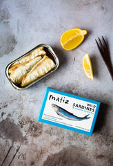 Matiz etiqueta con lista de ingredientes y sello de producto salvaje