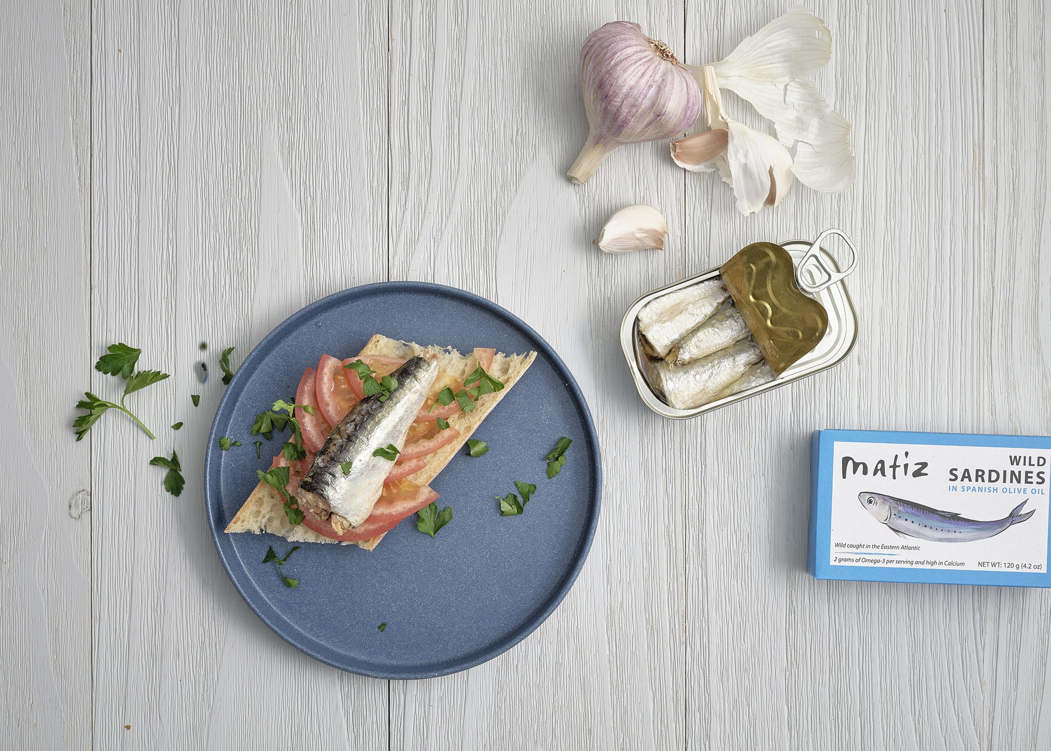 Matiz sardinas integradas en ensalada fresca, fuente de proteína inmediata