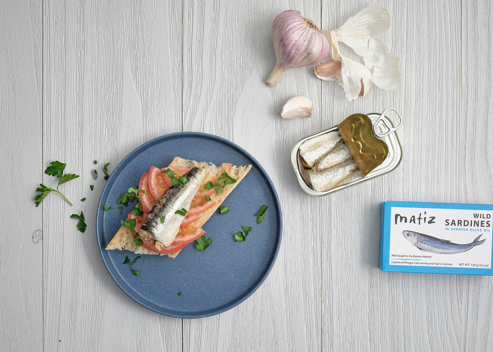 Matiz sardinas integradas en ensalada fresca, fuente de proteína inmediata