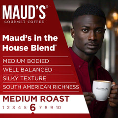 Maud's cápsula insertada en cafetera demostrando facilidad de uso