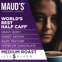 MAUD'S cápsula insertada en cafetera monodosis en uso, extracción limpia