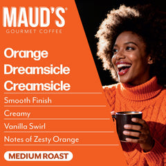 Maud's cápsula insertada en cafetera de un solo servicio, prepara taza instantánea