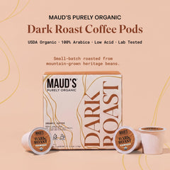 MAUD'S cápsula siendo colocada en cafetera compatible Keurig para conveniencia
