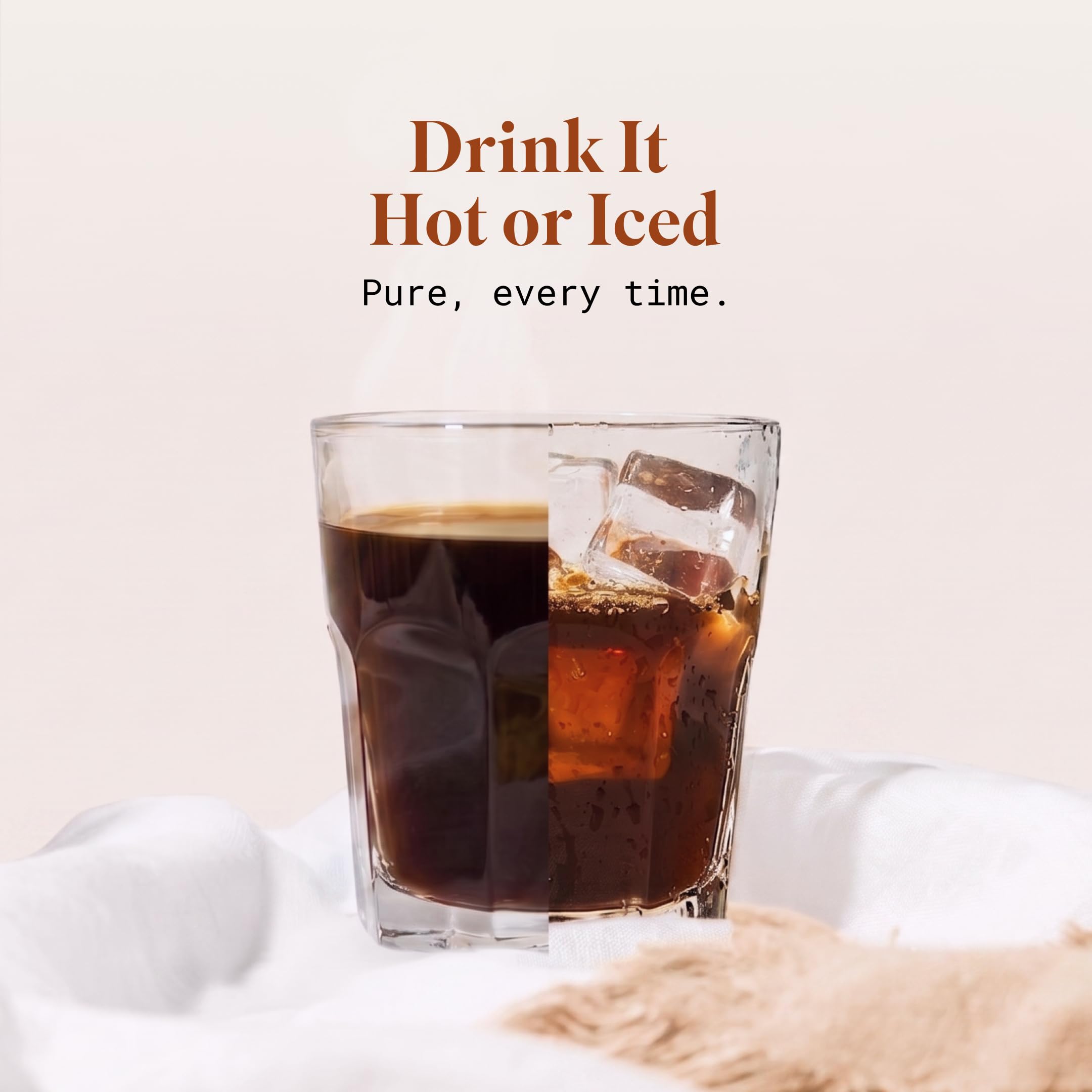 MAUD'S café vertiéndose en taza con crema, sabor profundo y cuerpo