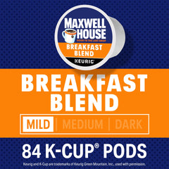 Maxwell House cápsula en mano para comparar tamaño y conveniencia de uso