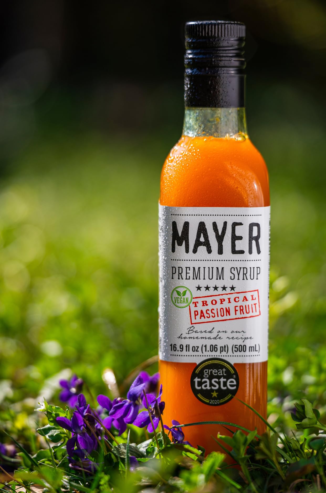 Mayer Passion Fruit Syrup vertido sobre postre intensifica sabor frutal
