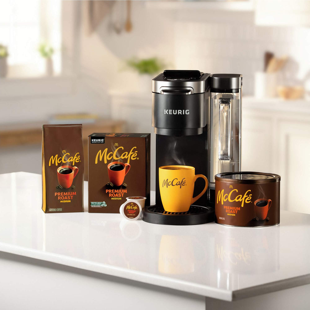 McCafé cápsula en mano para comparar tamaño y facilidad de uso