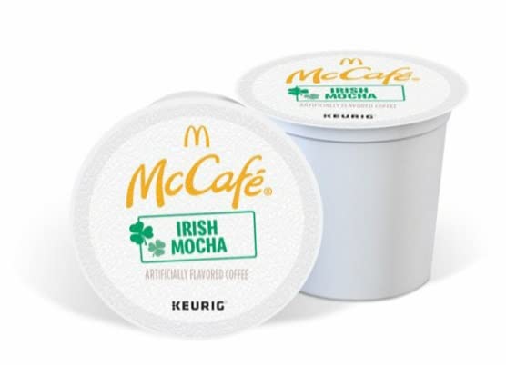 McCafe cápsula insertada en una máquina Keurig lista para preparar, uso fácil