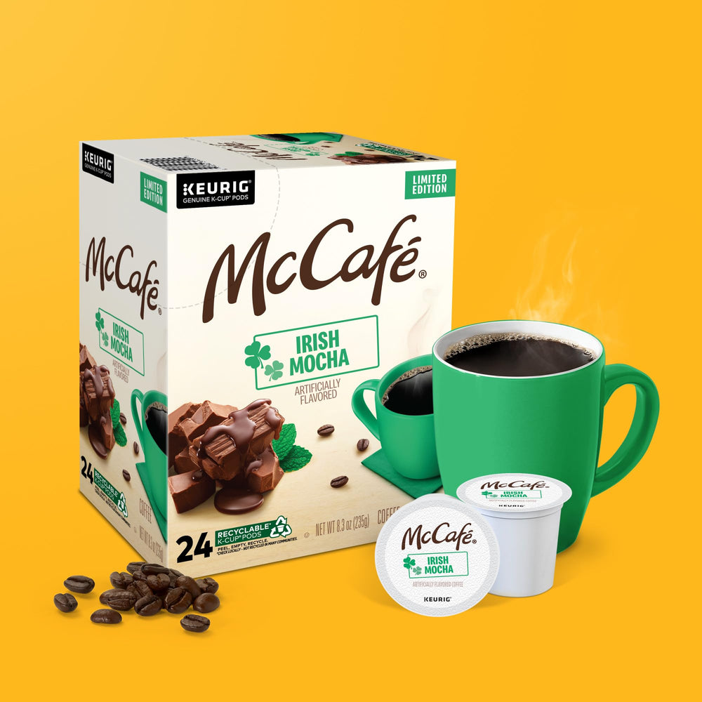 McCafé cápsulas junto a una mano para comparar tamaño, práctico y compacto
