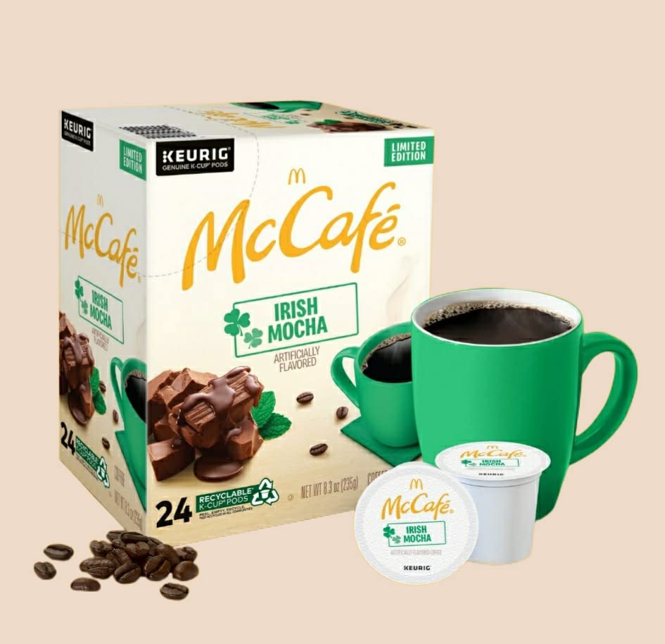 McCafe cápsulas junto a una taza para comparar tamaño práctico y porciones
