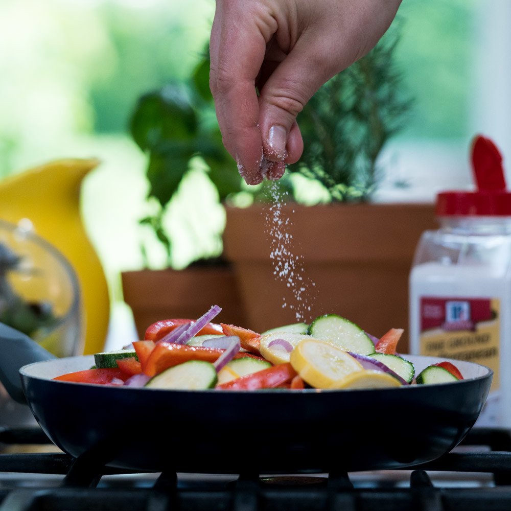 McCormick rellenando un salero pequeño desde el envase grande, ahorro práctico
