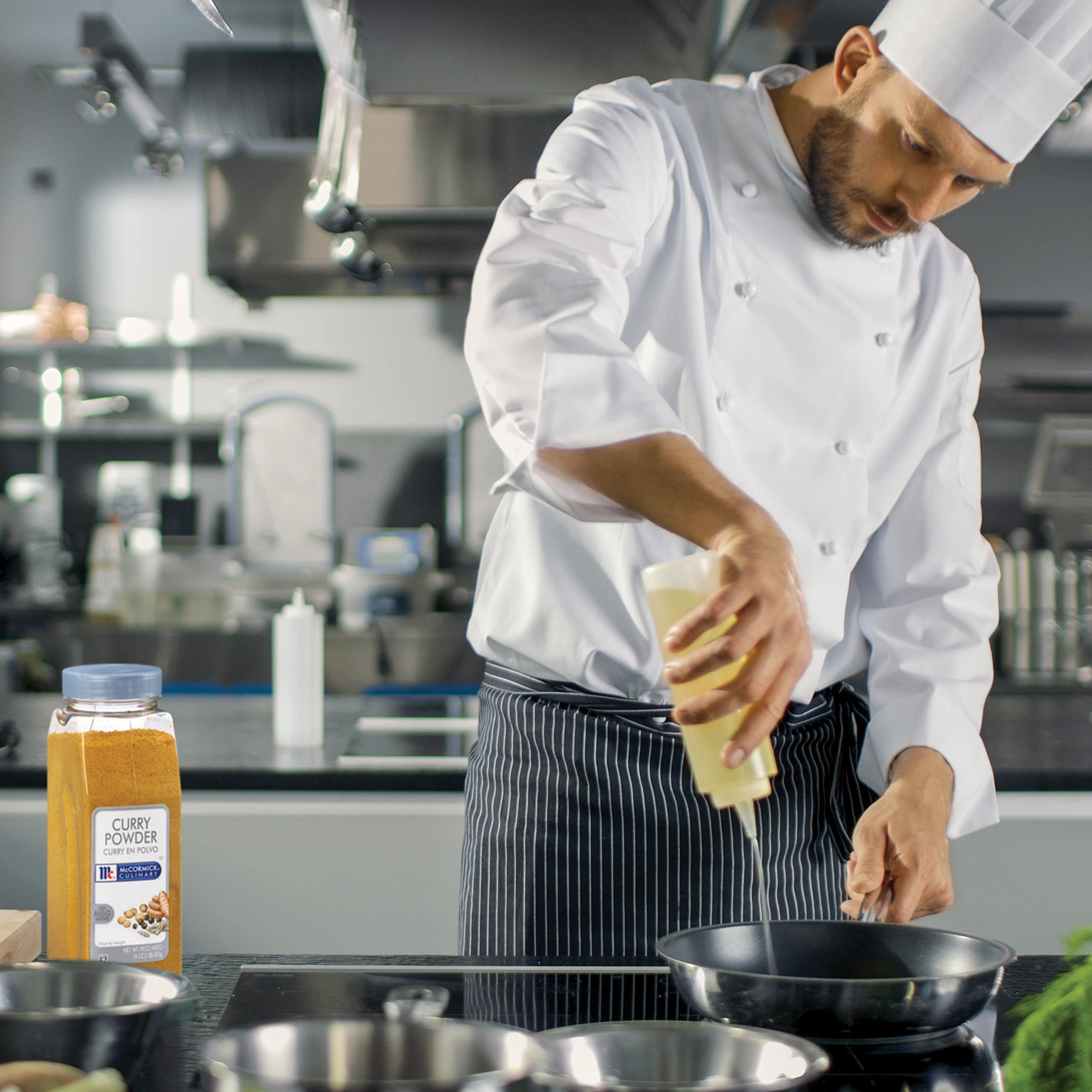 McCormick Culinary curry sobre arroz basmati realzando color y aroma