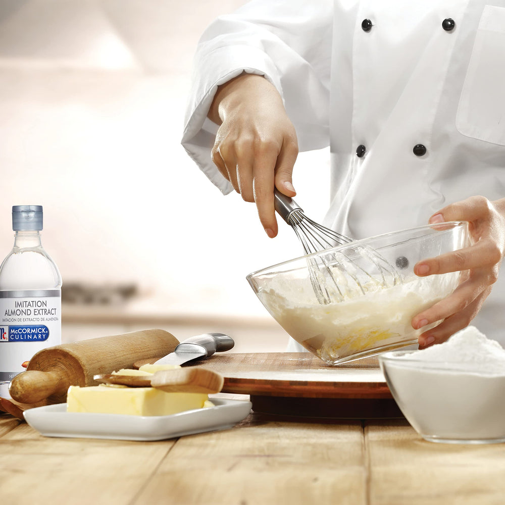 McCormick Culinary añadiendo extracto a batido para aroma