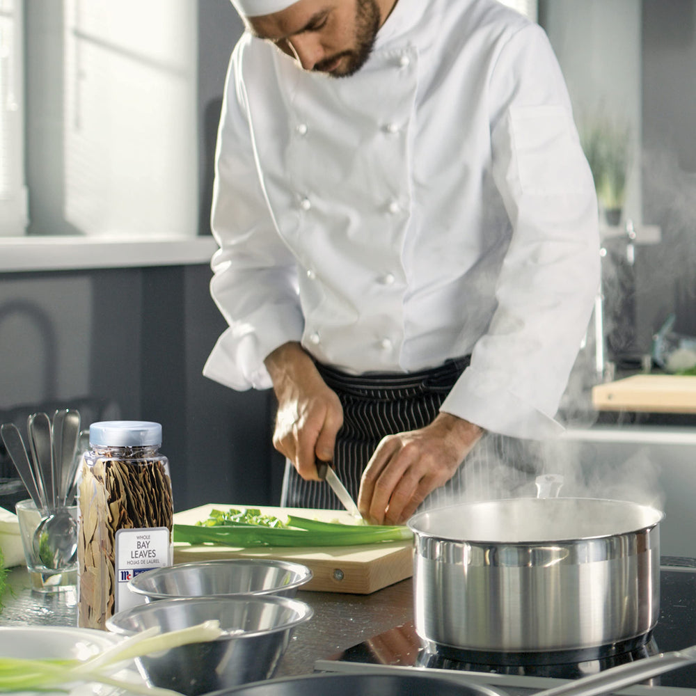 McCormick Culinary hojas en cuchara mostrando tamaño y uso práctico