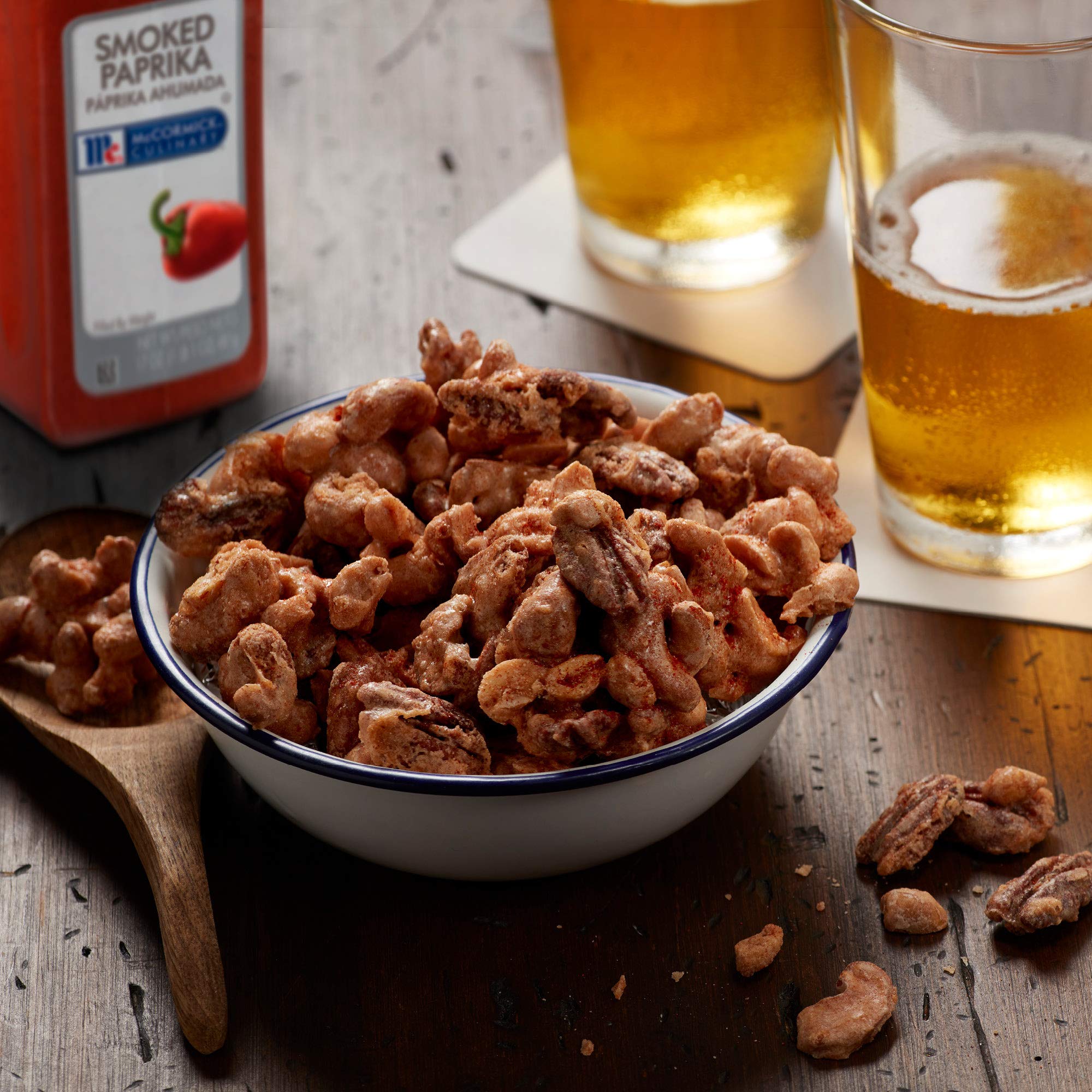 McCormick Culinary pimentón espolvoreado sobre pollo ofreciendo aroma ahumado