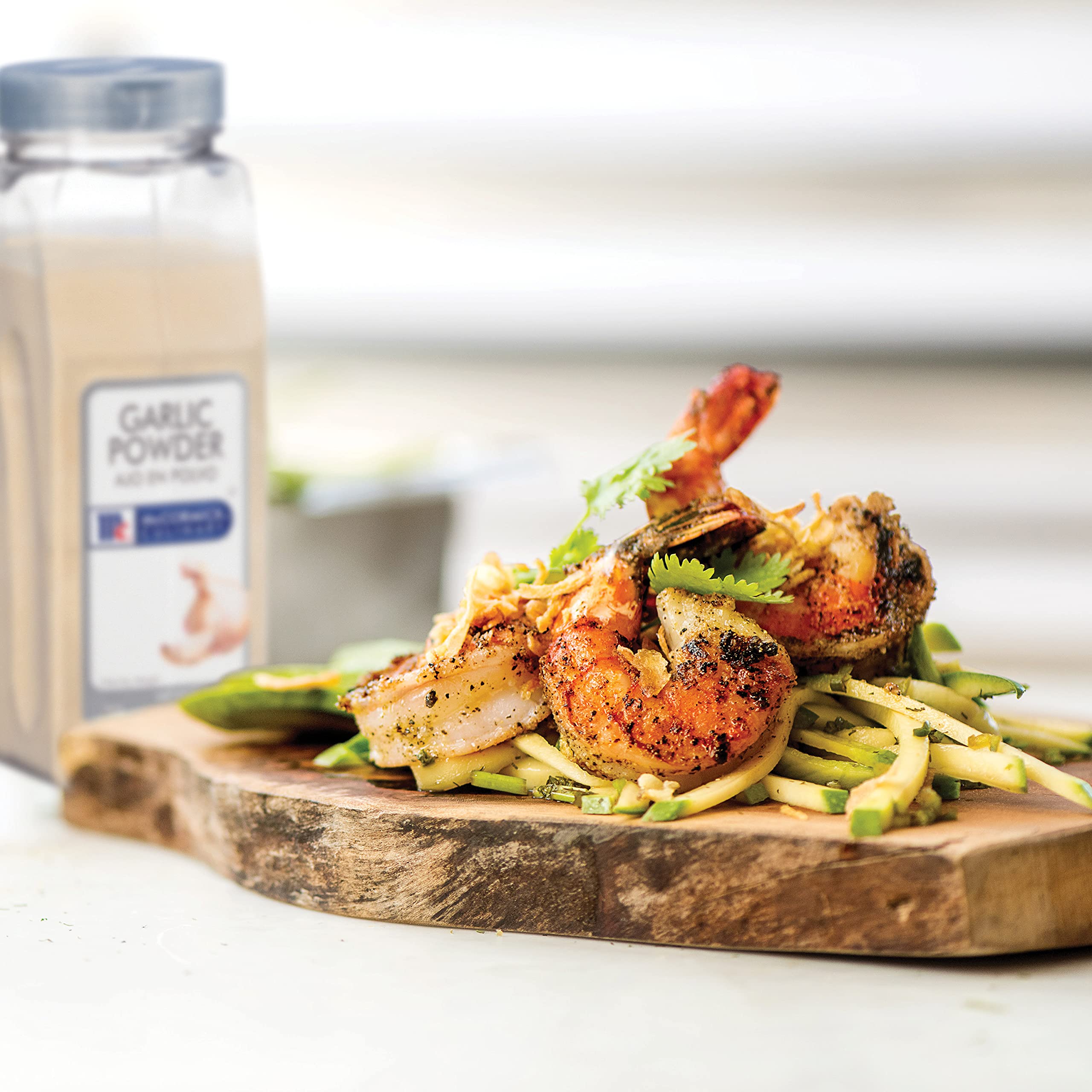 McCormick Culinary envase 21 oz junto a ingredientes para comparar tamaño